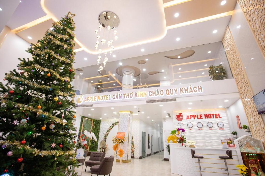 ein Weihnachtsbaum in der Lobby eines Einkaufszentrums in der Unterkunft Apple Hotel in Cần Thơ