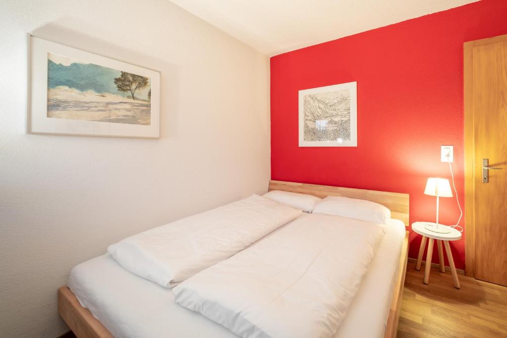 Postel nebo postele na pokoji v ubytování LAAX Homes - Panorama Salums