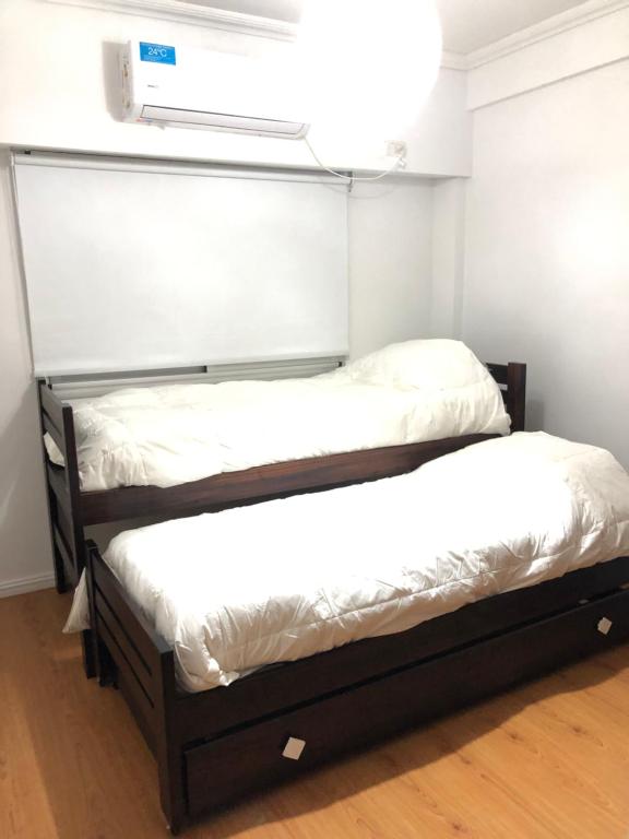 2 aparte bedden in een kamer met verwarming bij Departamento, San Bernardo in San Bernardo