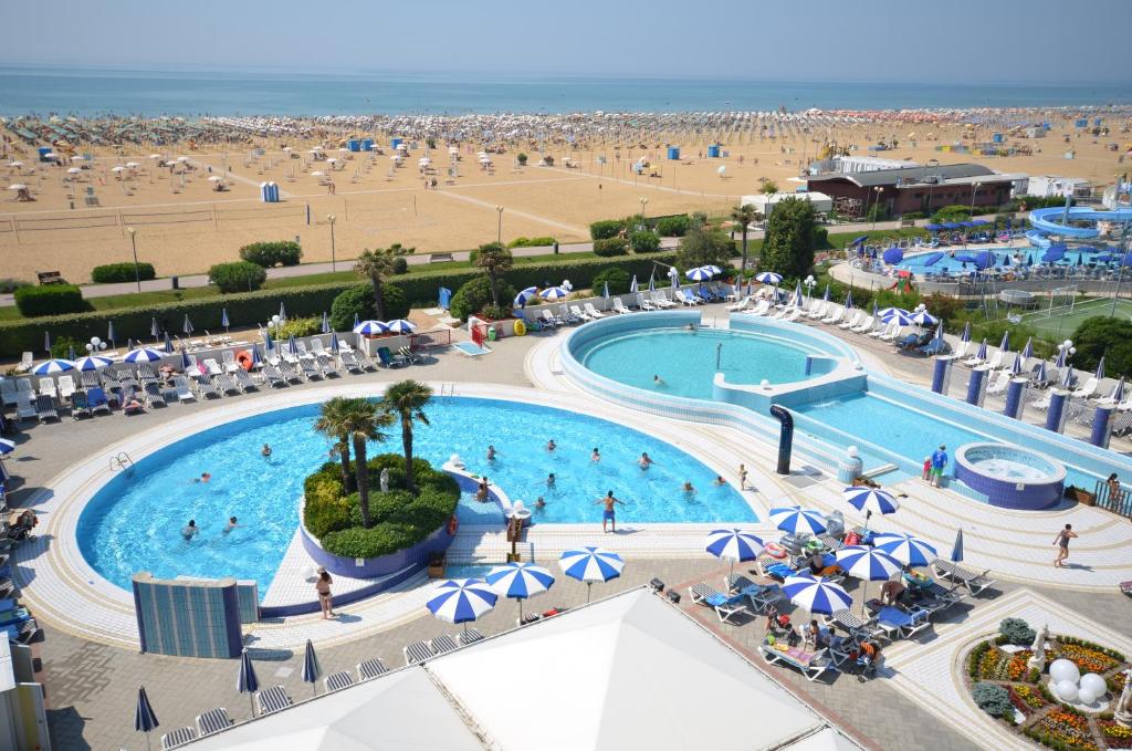 Бассейн в Aparthotel Imperial или поблизости