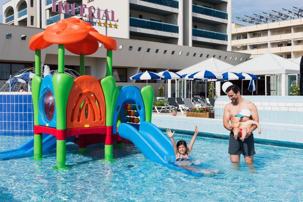 Бассейн в Aparthotel Imperial или поблизости