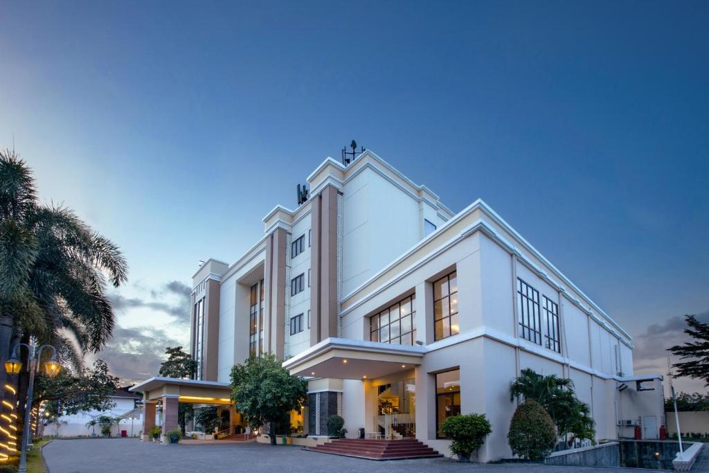 ジョグジャカルタにあるRiss Hotel Malioboroの白い建物