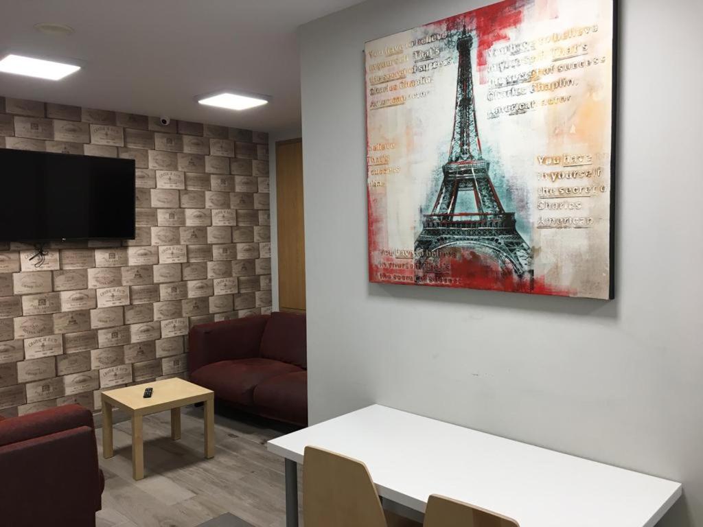 Televízia a/alebo spoločenská miestnosť v ubytovaní Albergue Logroño Centro