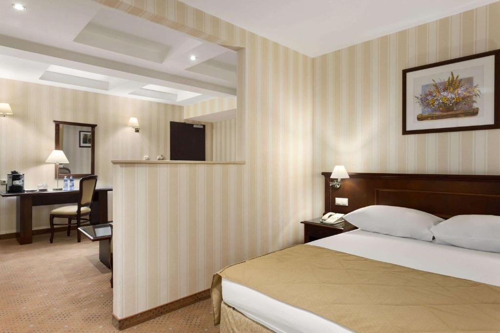 Ramada Hotel & Suites by Wyndham Bucharest North - Resim 13