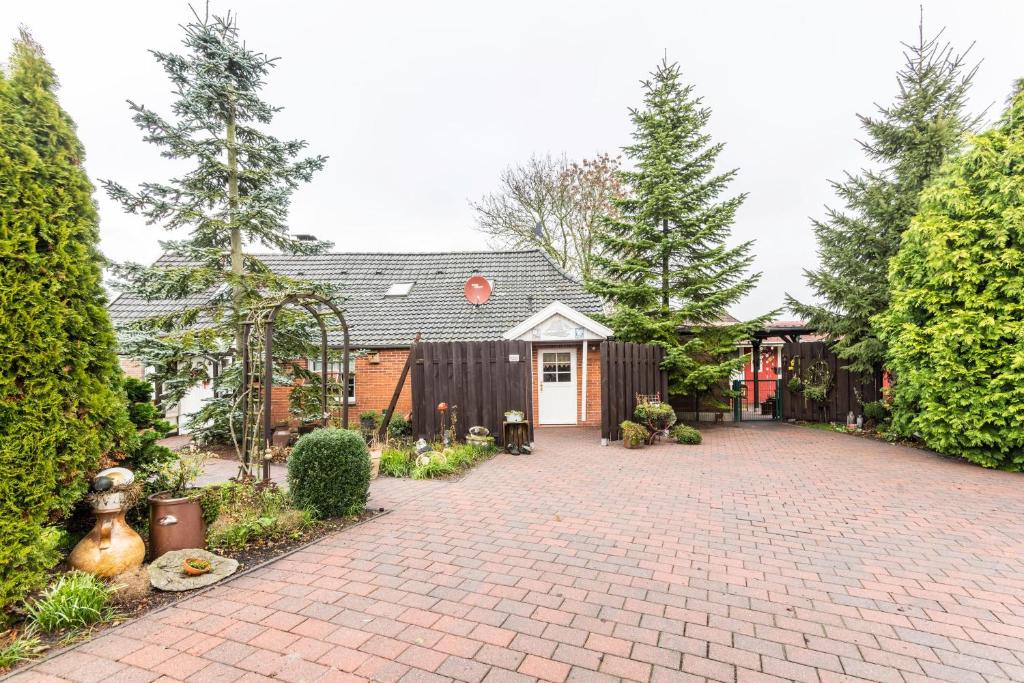 a brick driveway in front of a house at Ferienwohnung Adler in Wirdum