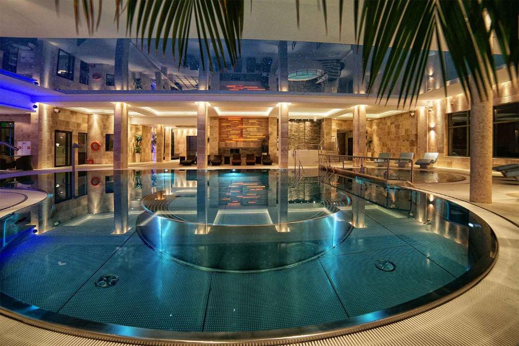 - une grande piscine dans un bâtiment dans l'établissement Hotel Białowieski Conference, Wellness & SPA, à Białowieża