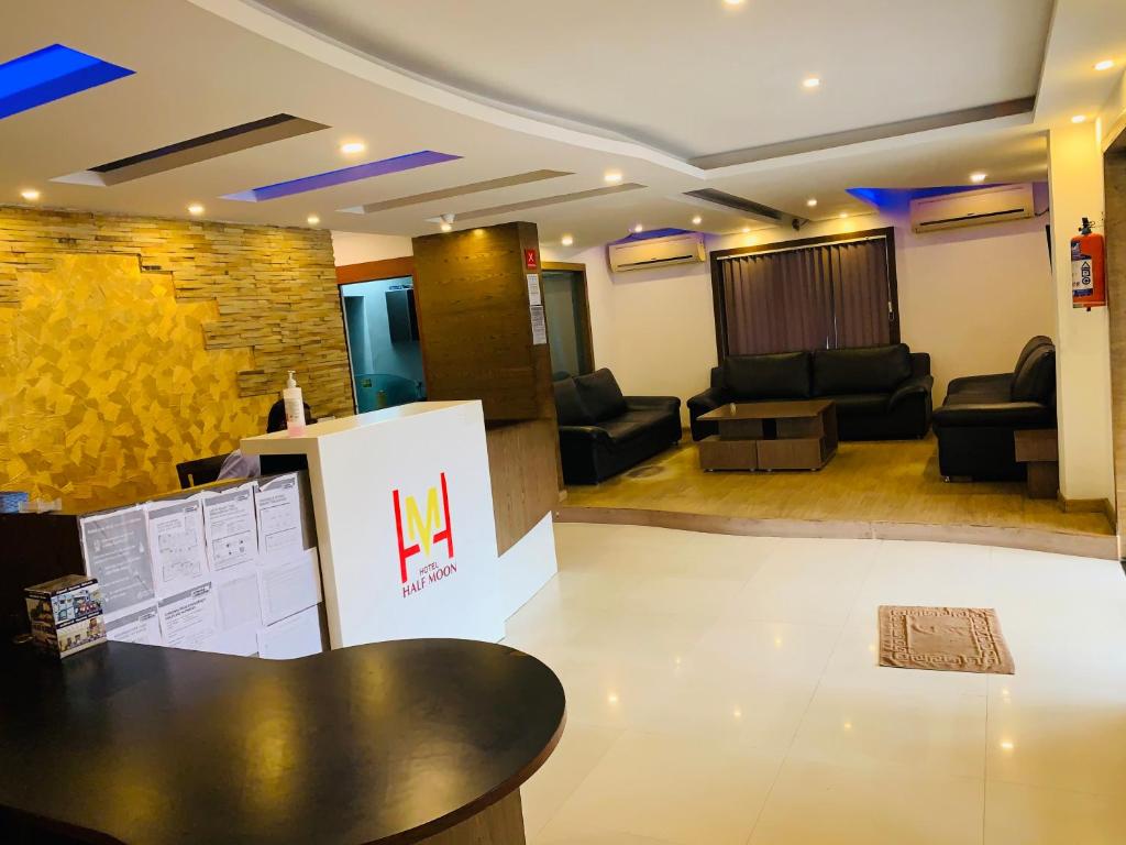 Posezení v ubytování Hotel Half Moon Chennai