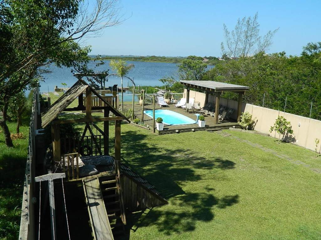  Casa na beira da lagoa com piscina e rampa para embarcações