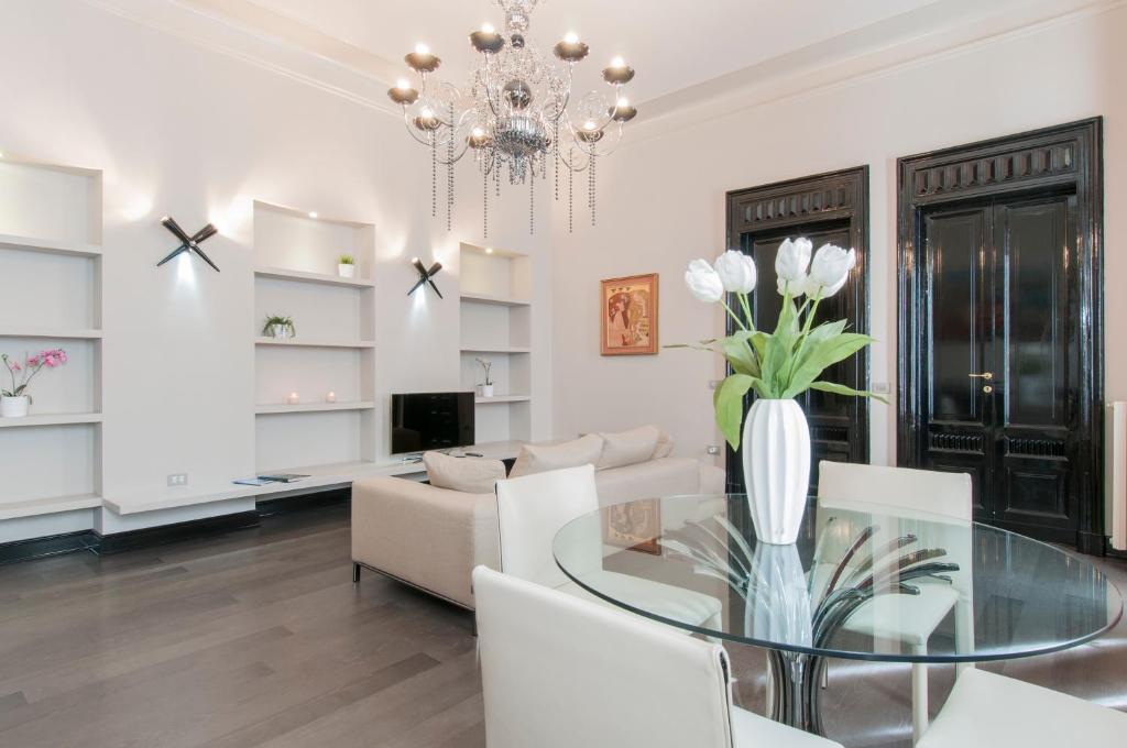 A television and/or entertainment centre at Milan Royal Suites - Centro Cadorna