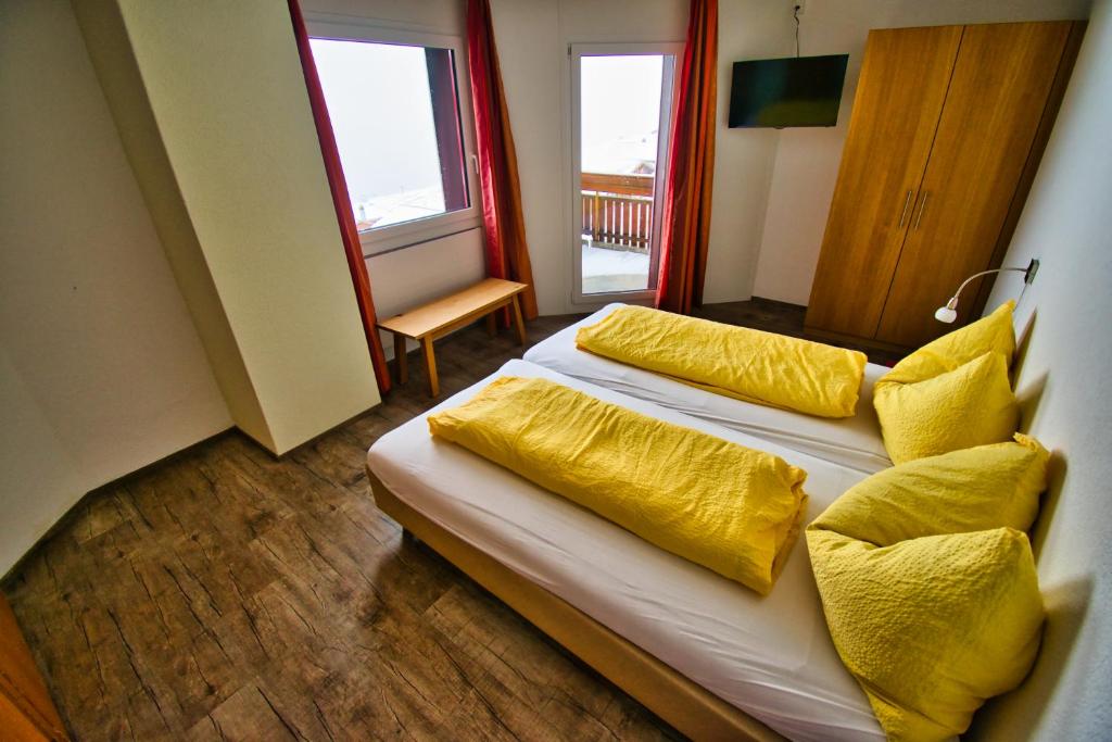 Postel nebo postele na pokoji v ubytování Hotel Jungfrau