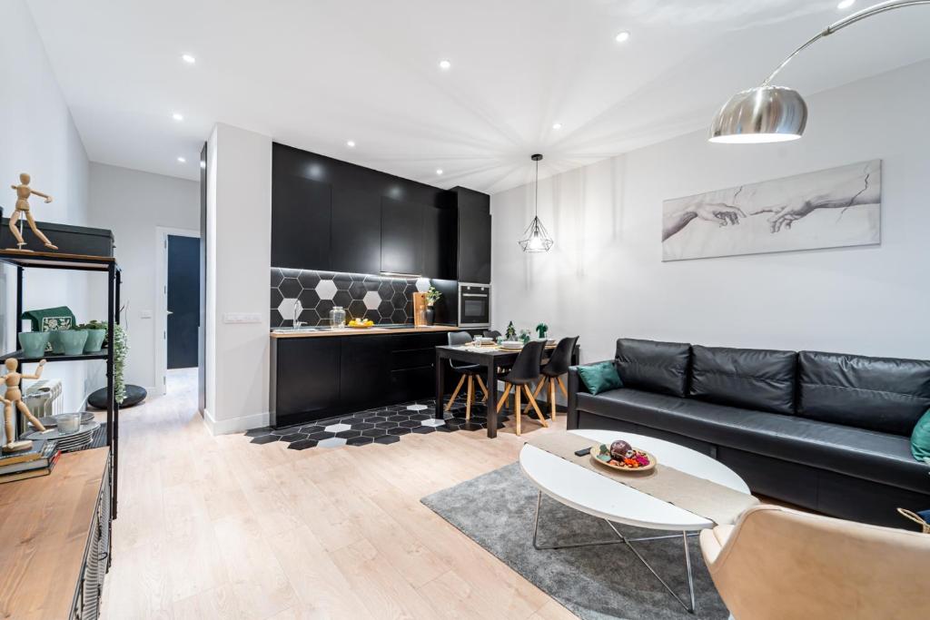 Гостиная зона в EdSam Madrid Apartments Black