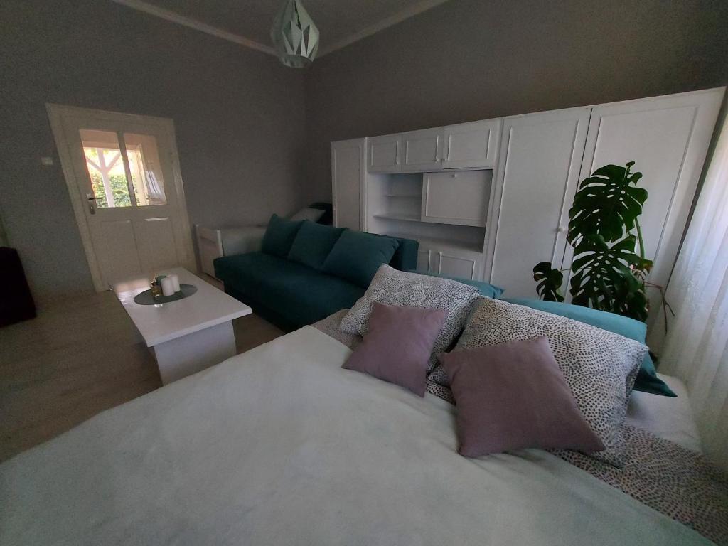 Una cama o camas en una habitaci&oacute;n de Cozy apartment in Kikinda