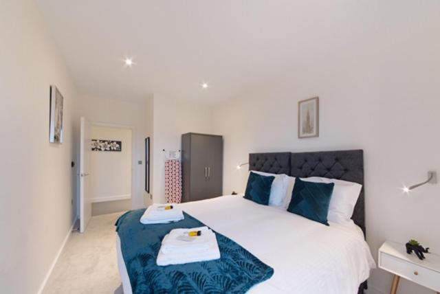 LillyRose Serviced Apartments - St Albans City Centre, Parking - Two-Bedroom Apartment