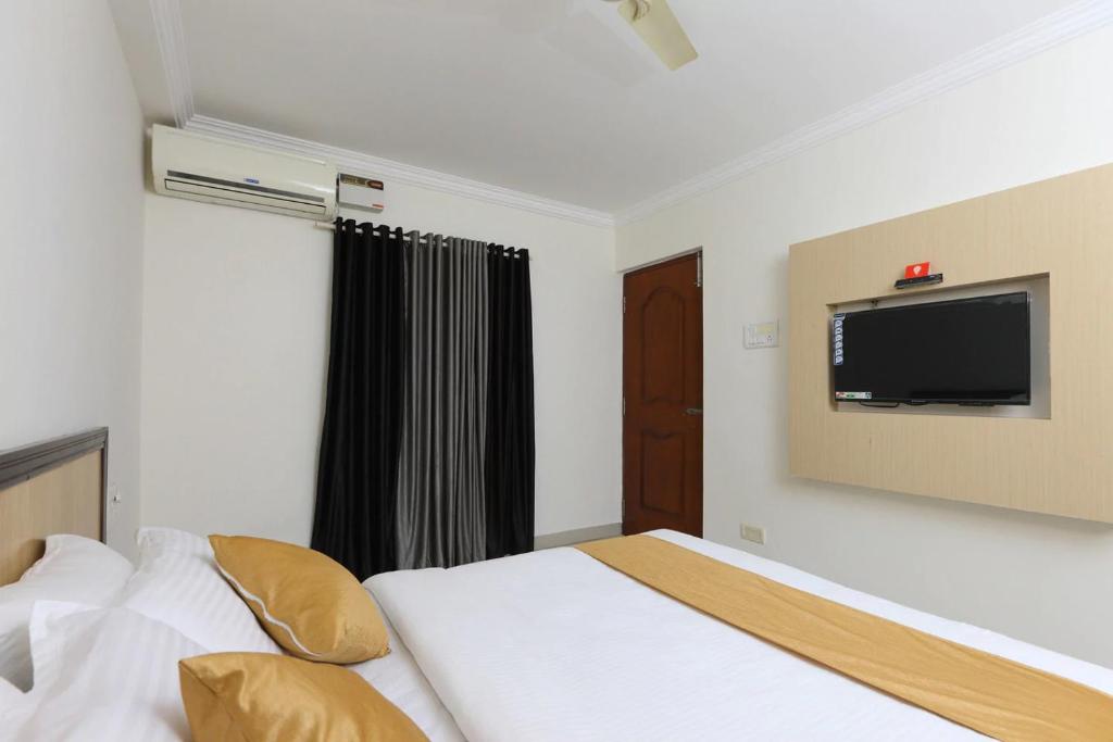 Postel nebo postele na pokoji v ubytování Hotel Half Moon Chennai