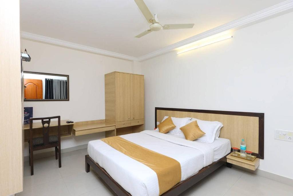Postel nebo postele na pokoji v ubytování Hotel Half Moon Chennai