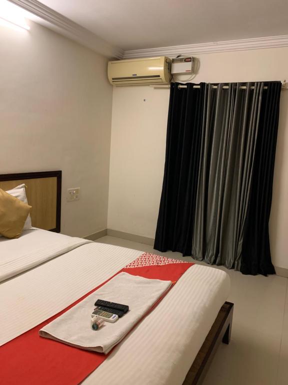 Postel nebo postele na pokoji v ubytování Hotel Half Moon Chennai