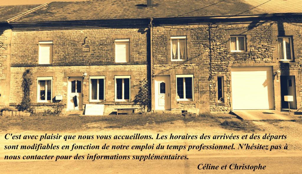 Mazerny的住宿－CHEZ CELINE en campagne，砖砌建筑的黑白照片