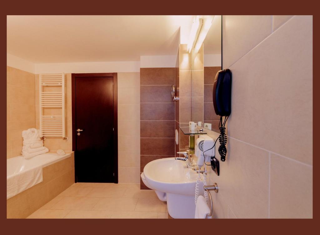 
a bathroom with a toilet, sink, and bathtub at Hotel Paradis in Cluj-Napoca
