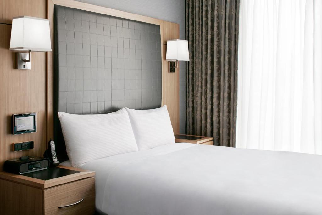 Postel nebo postele na pokoji v ubytování World Center Hotel