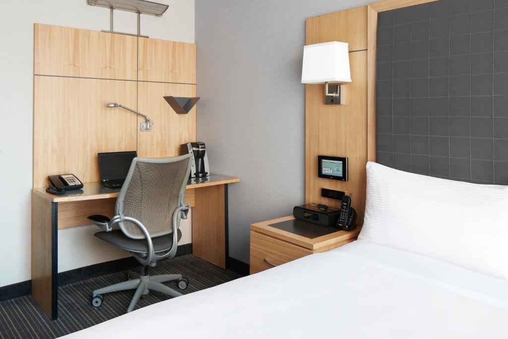 Postel nebo postele na pokoji v ubytování World Center Hotel