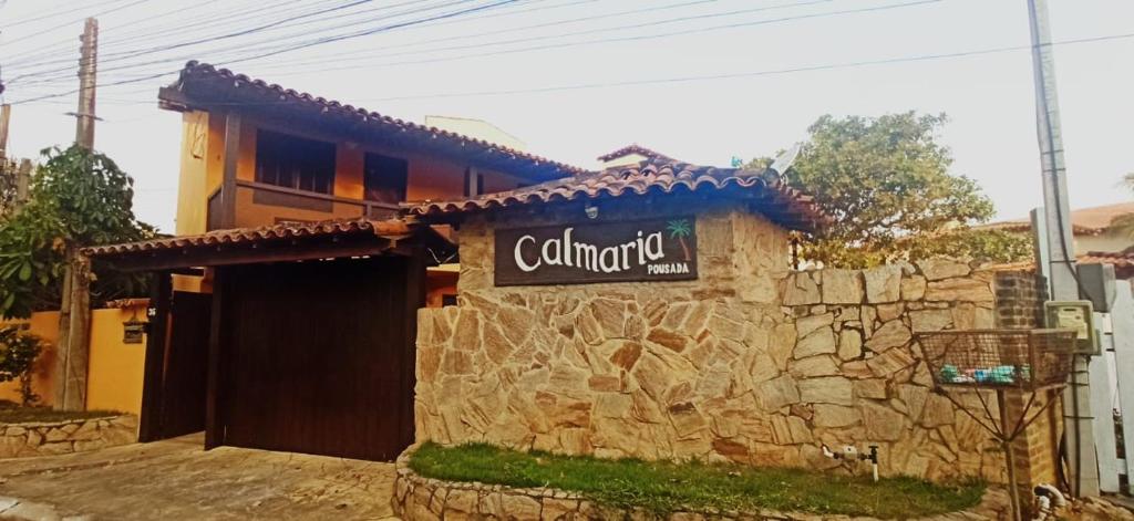 un edificio de piedra con un cartel para un restaurante en Calmaria Búzios en Búzios