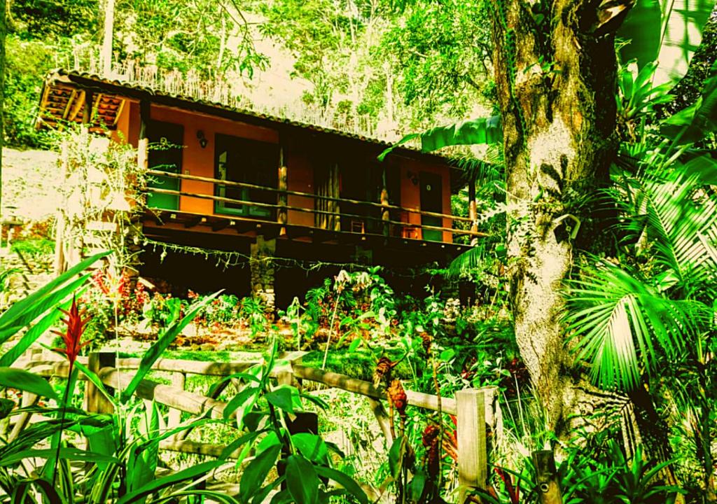 mały dom w środku lasu w obiekcie Pousada Bocaina w mieście São Pedro da Serra