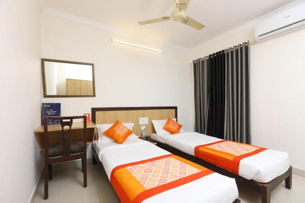 Postel nebo postele na pokoji v ubytování Hotel Half Moon Chennai