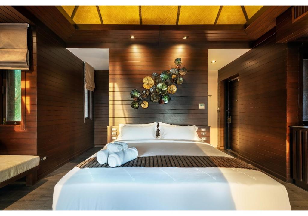 Postel nebo postele na pokoji v ubytování Nirvana Beach Resort, Koh Lanta SHA Extra Plus