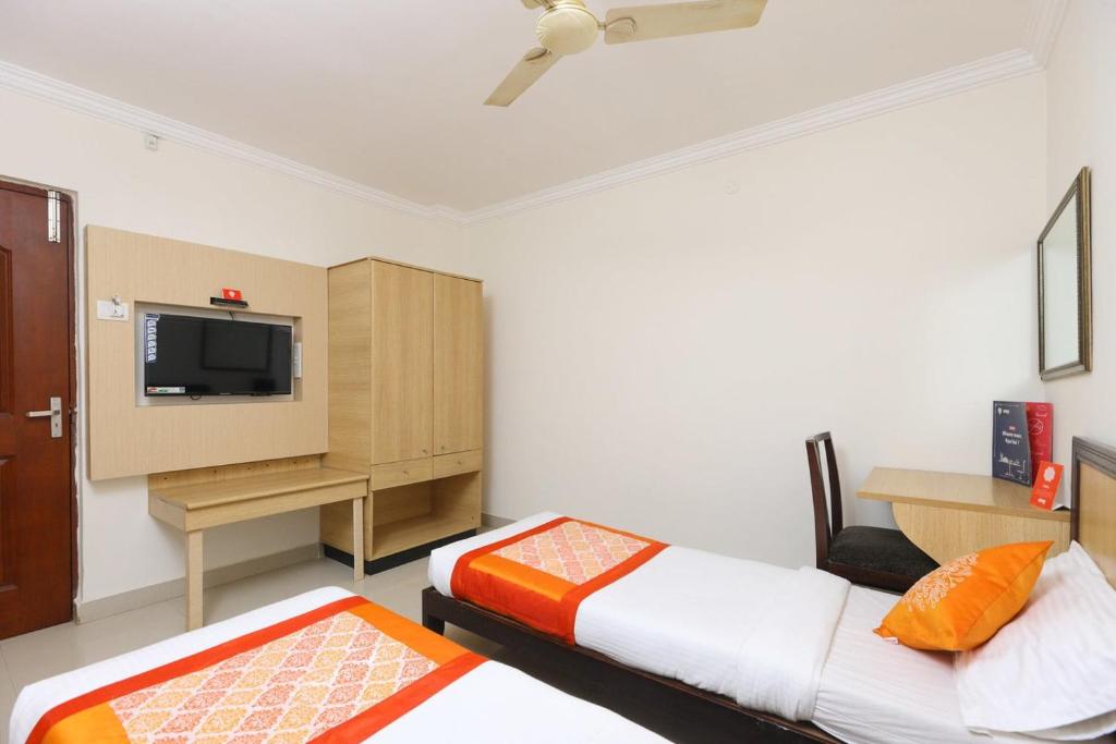 Postel nebo postele na pokoji v ubytování Hotel Half Moon Chennai