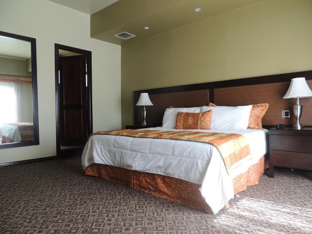 Hotel 1915 INN & SUITESにあるベッド