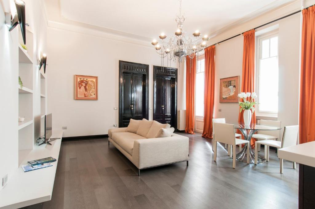 sala de estar con sofá y mesa en Milan Royal Suites - Centro Cadorna en Milán