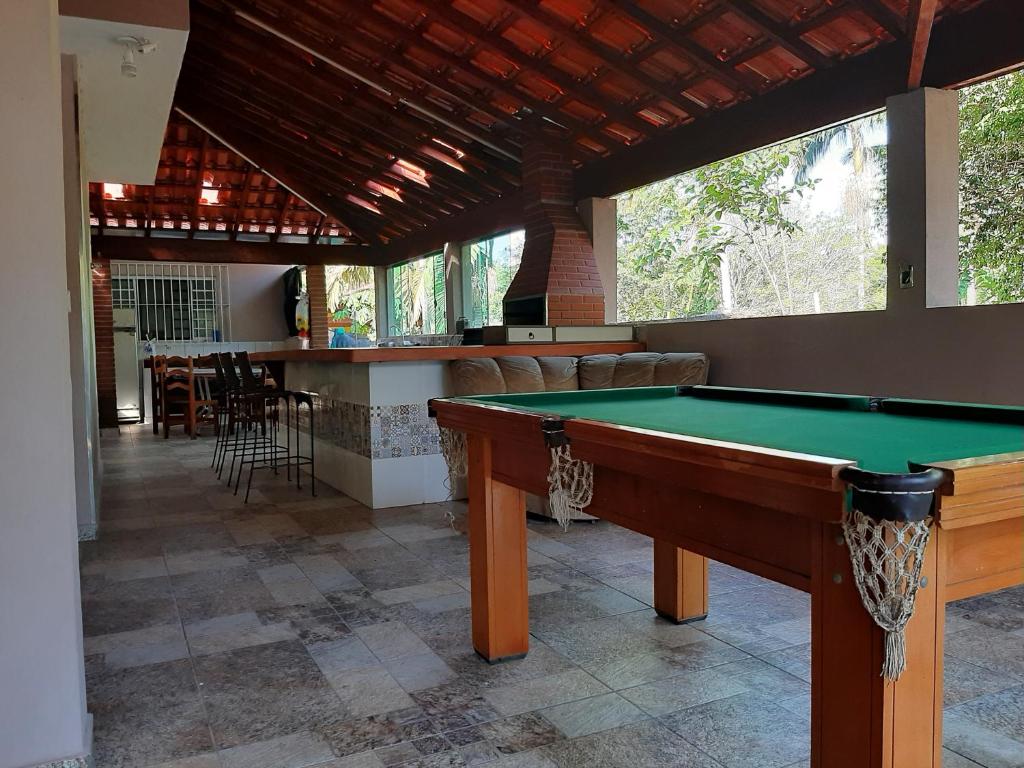 a pool table in a room with a bar at Recanto dos Passaros in Socorro