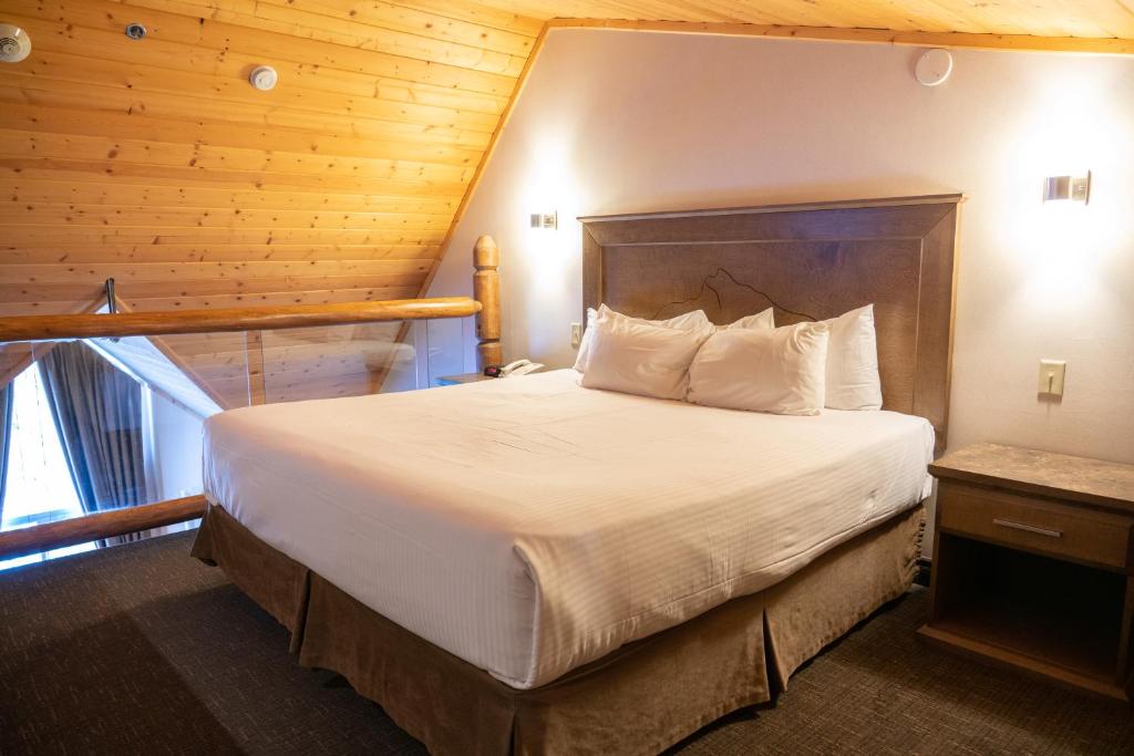 Postel nebo postele na pokoji v ubytování The Rundlestone Lodge