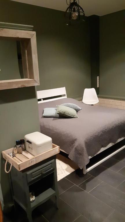 Opmeer的住宿－Middelpunt Opmeer，一间卧室配有一张床和一张体重秤桌子