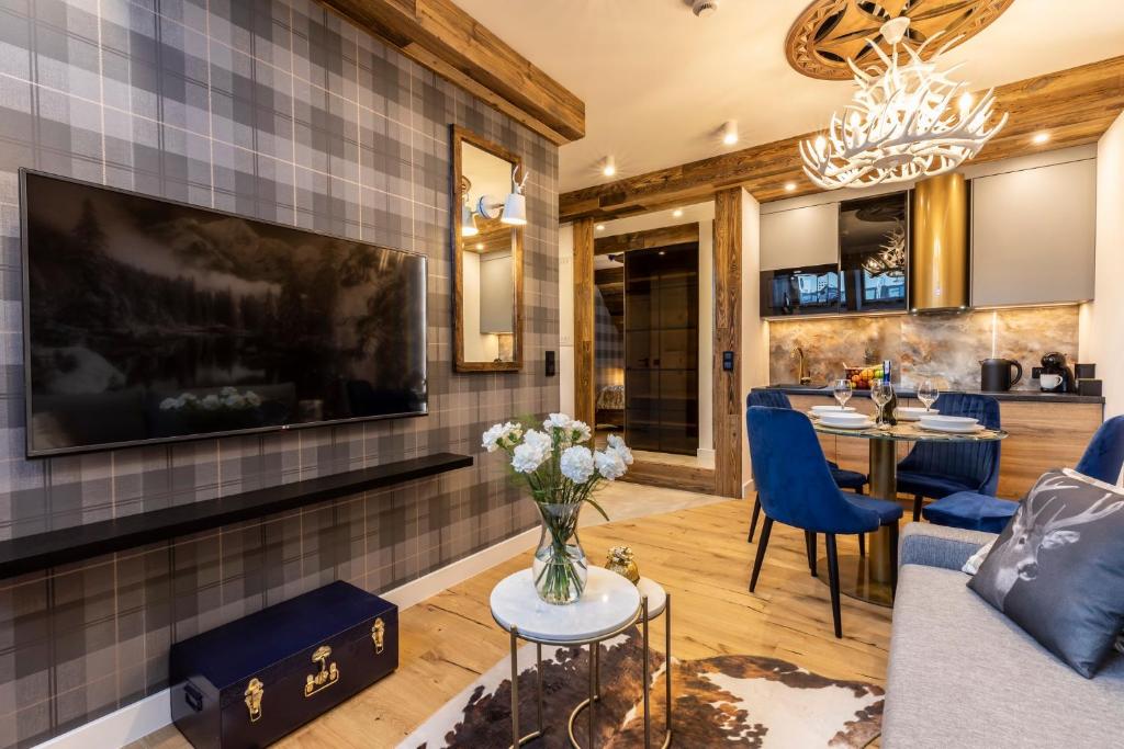 Televízia a/alebo spoločenská miestnosť v ubytovaní APARTHOTEL ROYAL RESORT SPA Zakopane
