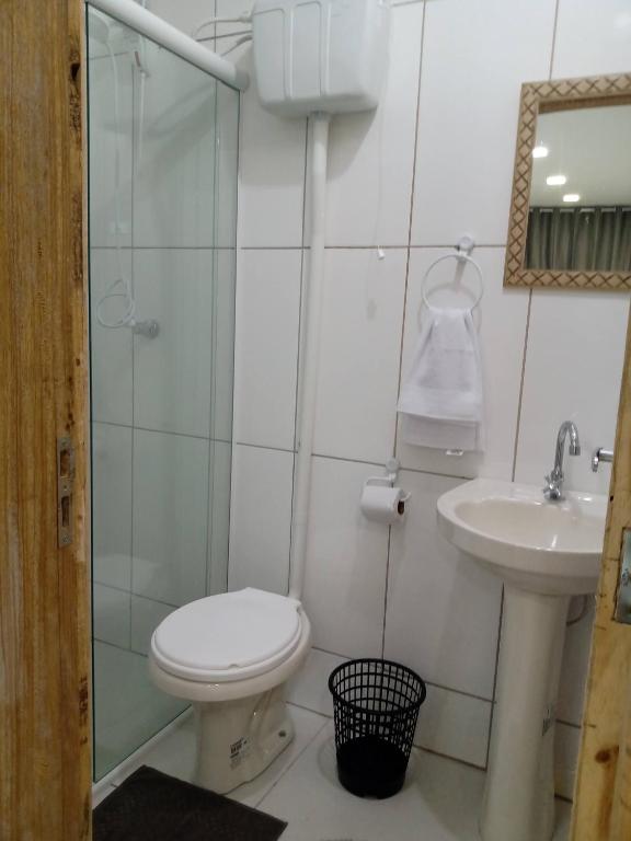 Koupelna v ubytování Kitnet 1 mobiliada no centro de Torres a 600m da Praia Grande