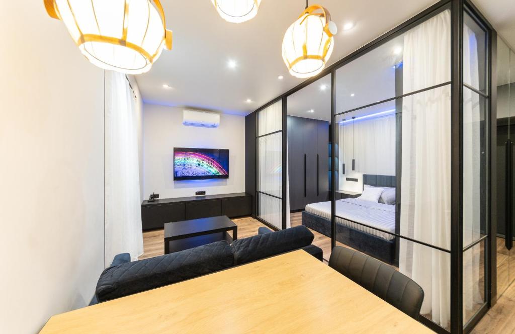 基輔的住宿－Modern loft style apartment，一间带桌子和床的用餐室