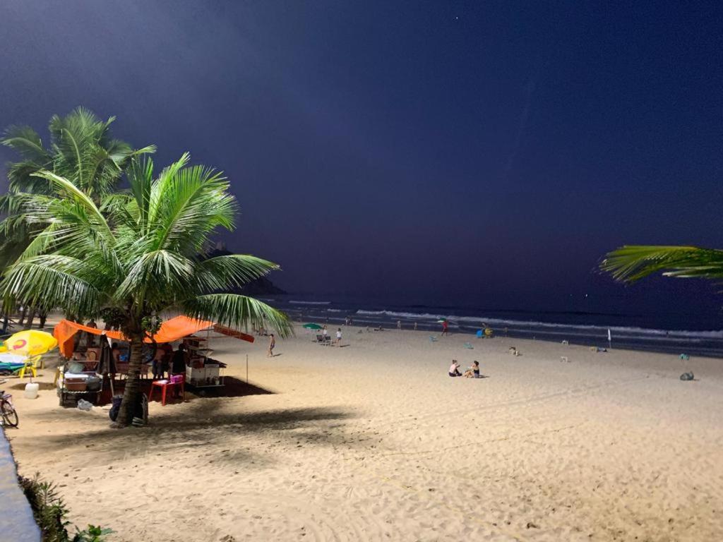  Ap 2 quartos suite wifi 30m da praia