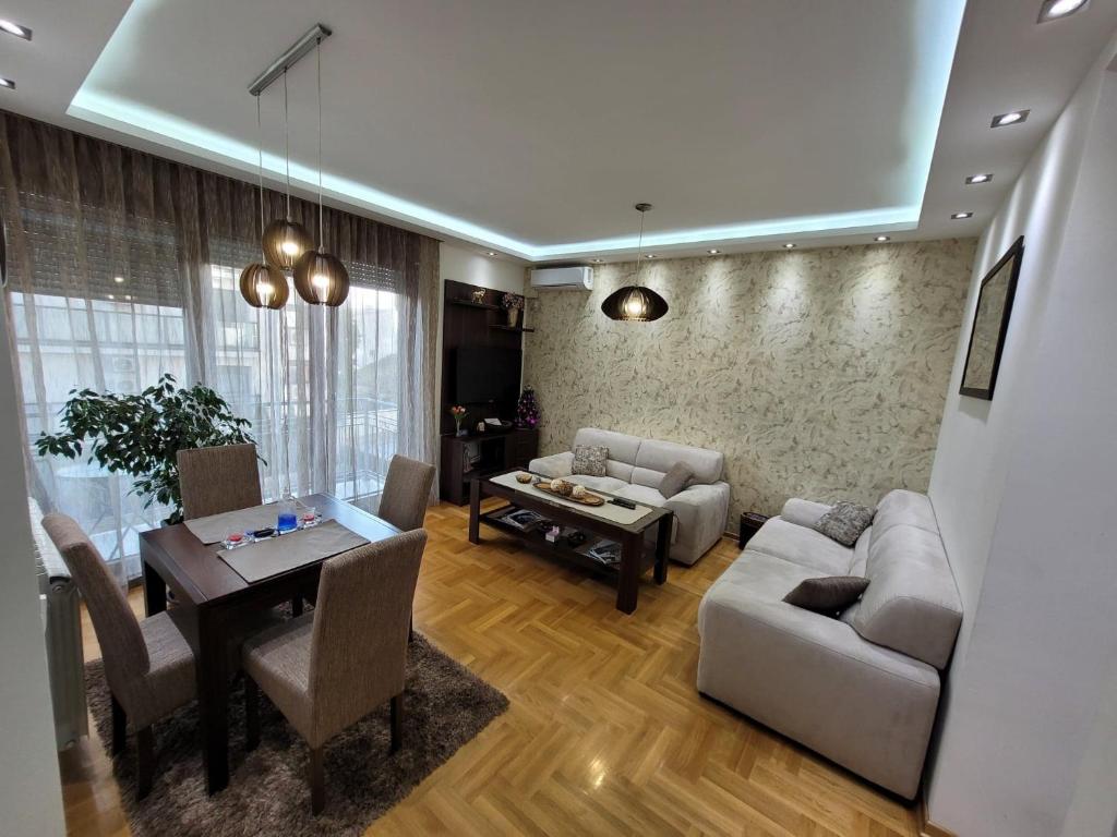 sala de estar con sofá y mesa en Apartment Iris en Belgrado
