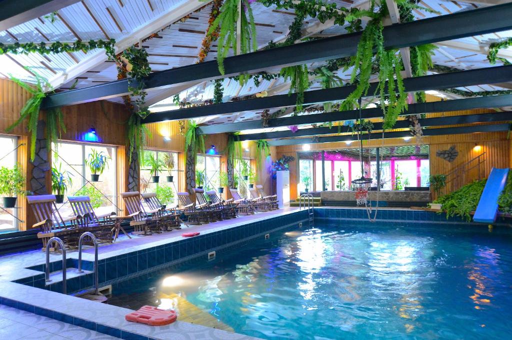 una piscina en un edificio con piscina en Akvareli Resort, en Vereya