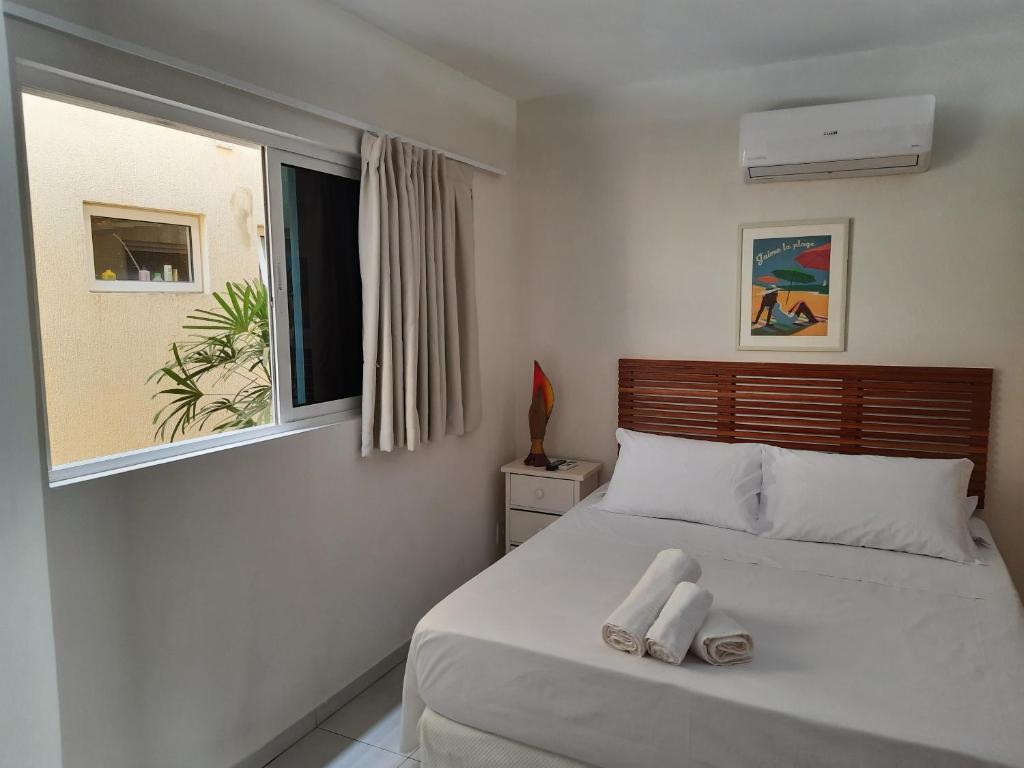 - une chambre avec un lit et 2 serviettes dans l'établissement Flat Solar Água, à Pipa