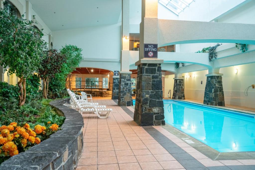 Bazén v ubytování The Rundlestone Lodge nebo v jeho okolí