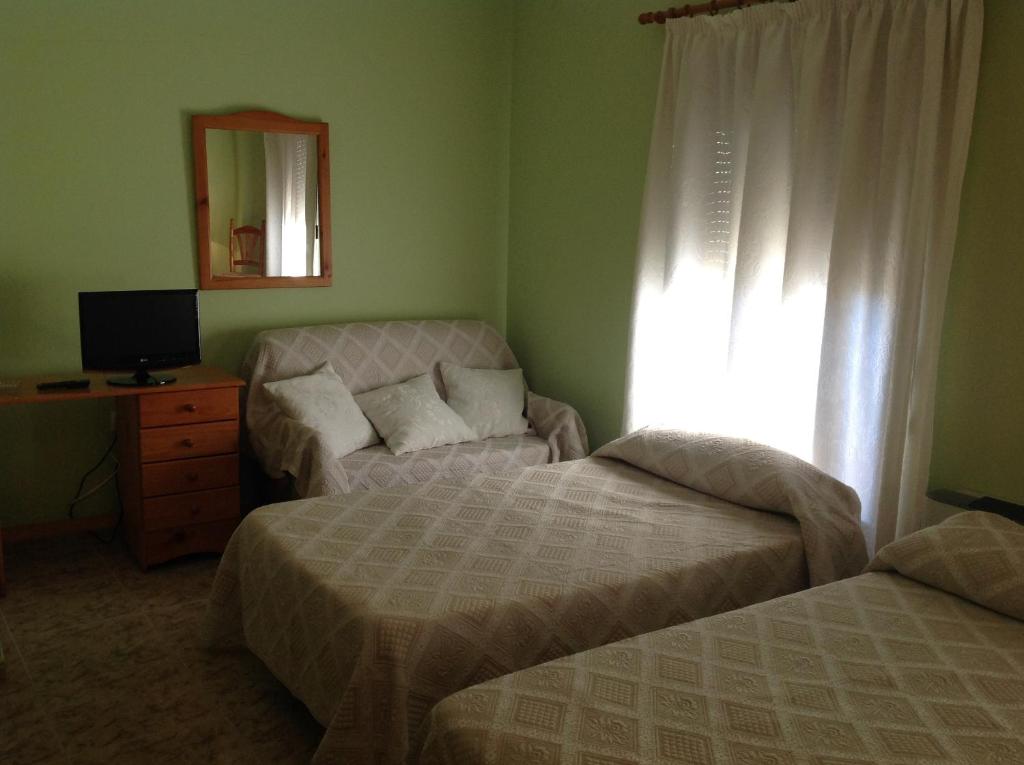 Un pat sau paturi într-o cameră la Hostal Julio