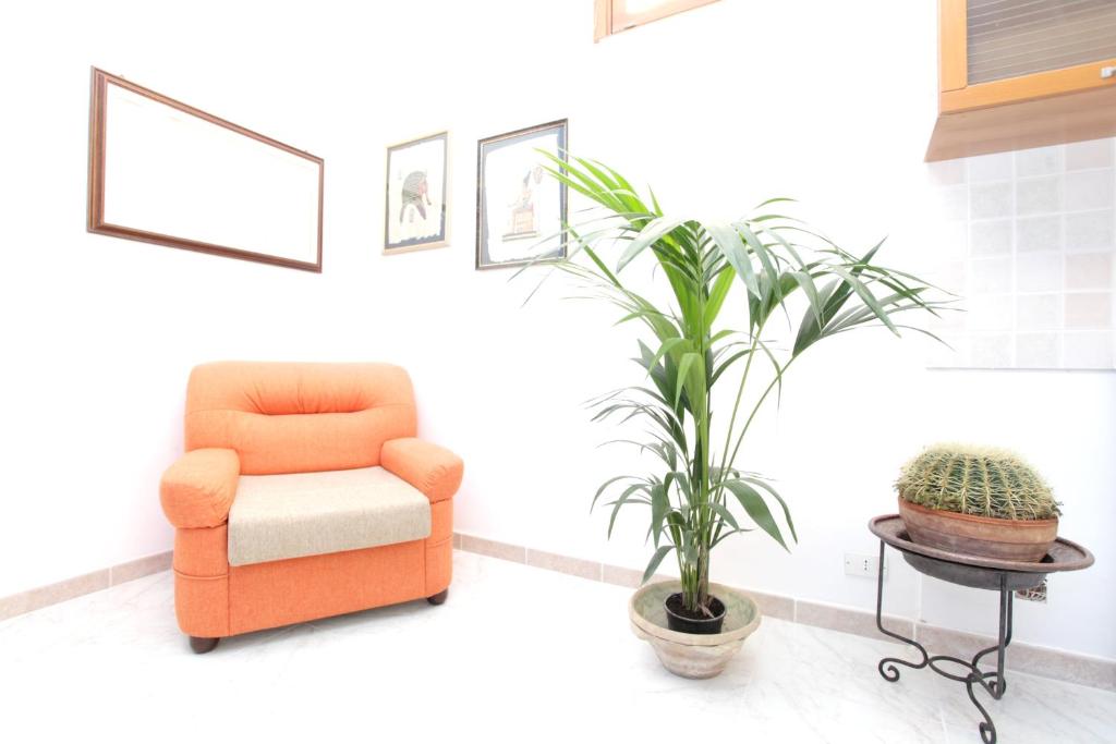 A seating area at Charming House in Ragusa + City View