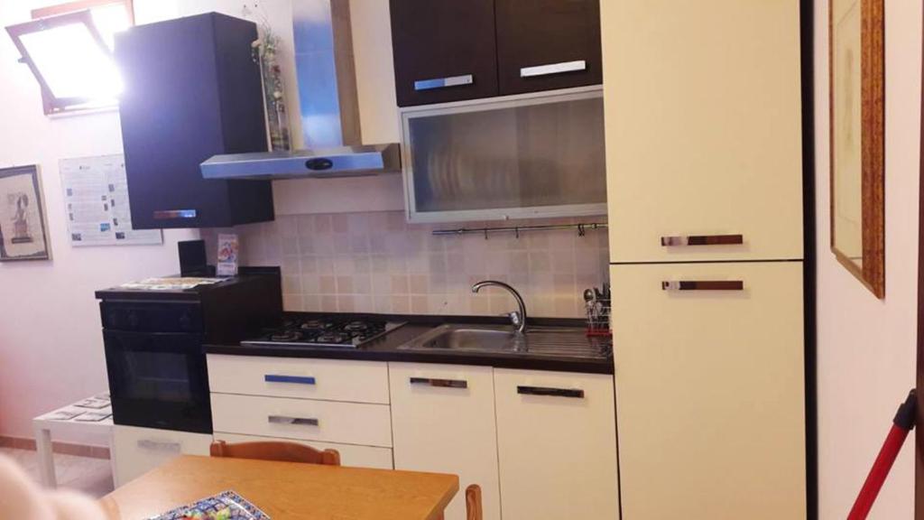 A kitchen or kitchenette at Charming House in Ragusa + City View