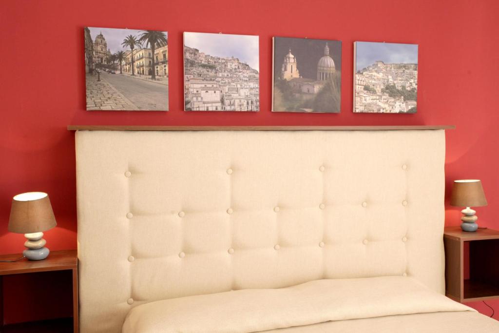 A seating area at Charming House in Ragusa + City View