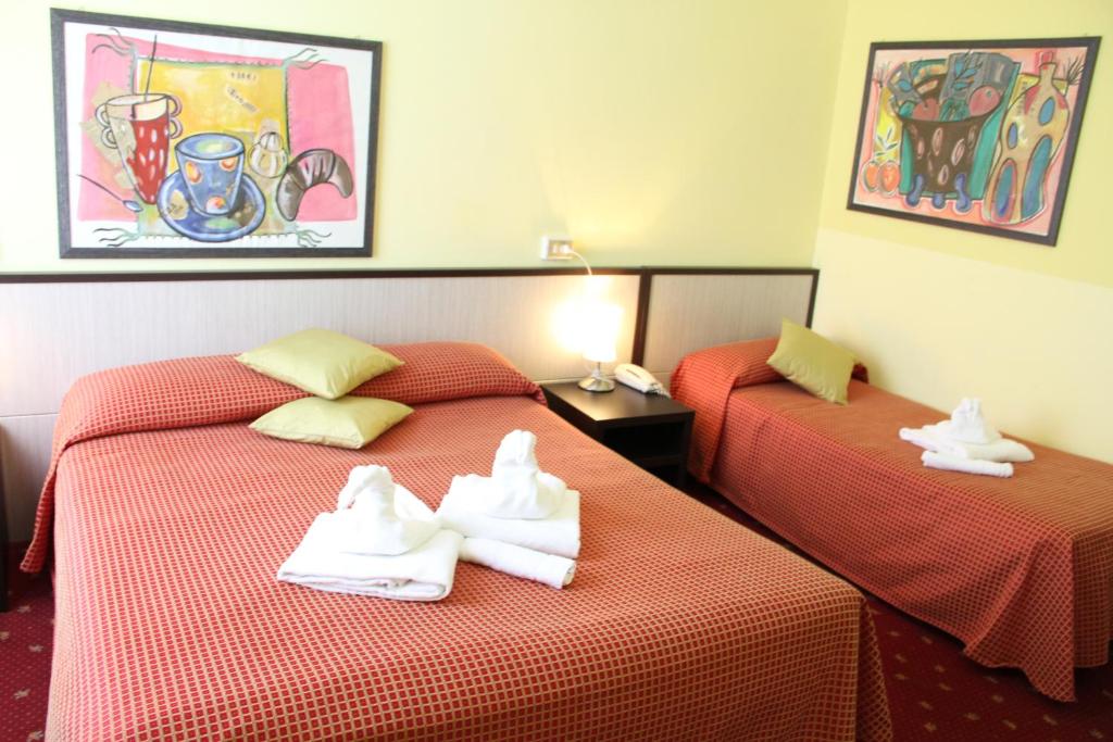 Łóżko lub łóżka w pokoju w obiekcie Hotel Lugano