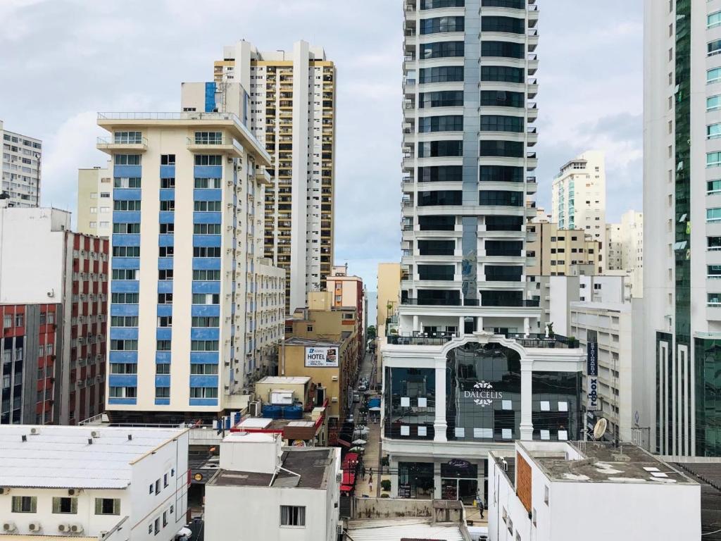 vistas a una ciudad con edificios altos en Chemin Suites, en Balneário Camboriú