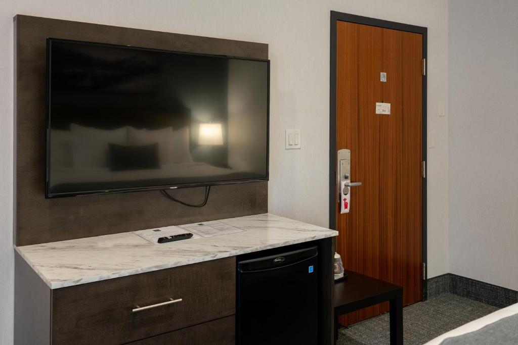 TV a/nebo společenská místnost v ubytování Red Carpet Inn