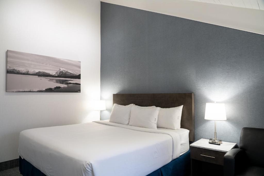 Postel nebo postele na pokoji v ubytování Red Carpet Inn